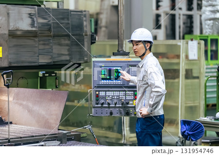 工場で操作盤で機械を操作する男性作業員 工場で操作盤で機械を操作する男性作業員 131954746