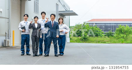 建物の前でガッツポーズする会社従業員のグループ 131954755