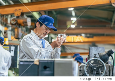 工場で製品を検品する男性作業員 工場で製品を検品する男性作業員 131954766