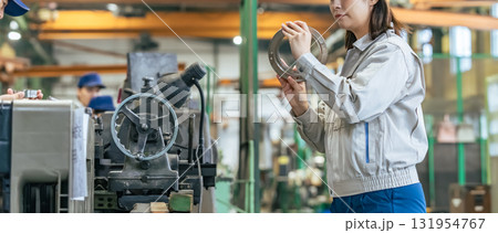 工場で作業する作業員グループ 131954767