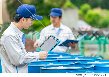 ドラム缶を検査する作業員グループ 131954771