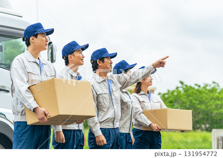 トラックの前に並ぶデリバリースタッフのグループ 131954772
