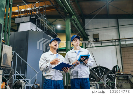 工場を視察する作業員グループ 131954778