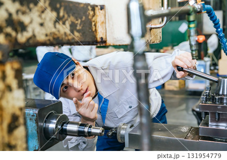 工場で機械を操作する男性作業員 131954779