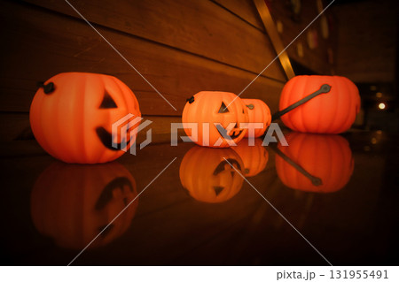 10月の楽しいくて可愛いハロウィンのおばけカボチャ 10月の楽しいくて可愛いハロウィンのおばけカボチャ 131955491