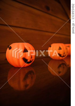 10月の楽しいくて可愛いハロウィンのおばけカボチャ 131955492