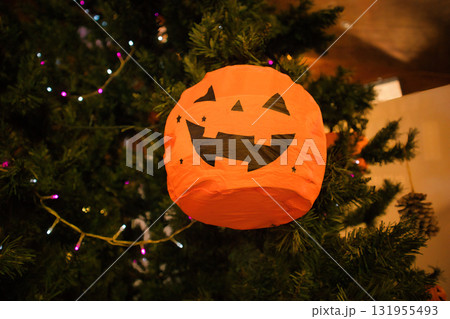 10月の楽しいくて可愛いハロウィンのおばけカボチャ 131955493