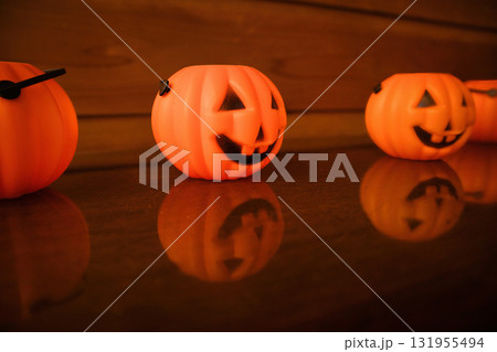 10月の楽しいくて可愛いハロウィンのおばけカボチャ 131955494