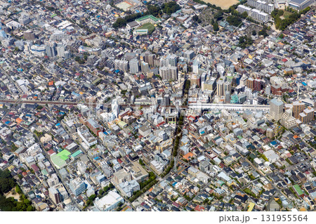 東急東横線の都立大学駅付近の街並みを空撮 東急東横線の都立大学駅付近の街並みを空撮 131955564
