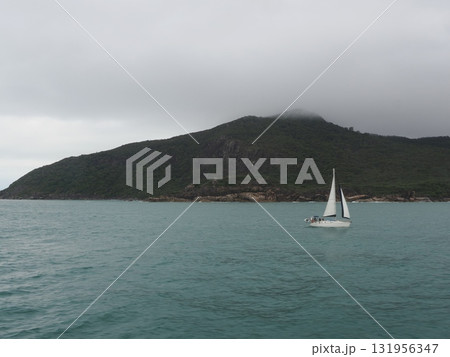 フィッツロイ島–ターコイズの海に浮かぶ帆と緑の島 131956347