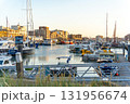 夕日に照らされるヨットハーバー 131956674