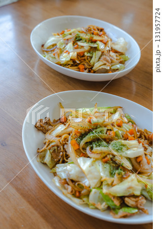 キャベツと豚肉、野菜たっぷりの焼きそばランチ 131957724