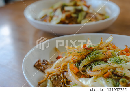 キャベツと豚肉、野菜たっぷりの焼きそばランチ 131957725