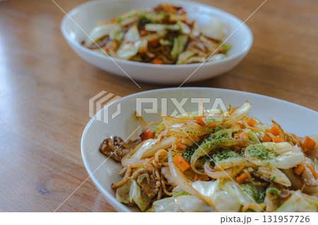 キャベツと豚肉、野菜たっぷりの焼きそばランチ キャベツと豚肉、野菜たっぷりの焼きそばランチ 131957726
