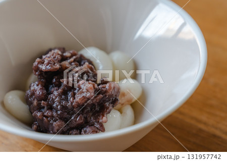 白玉にたっぷりの粒あんをのせた和風スイーツ 白玉にたっぷりの粒あんをのせた和風スイーツ 131957742