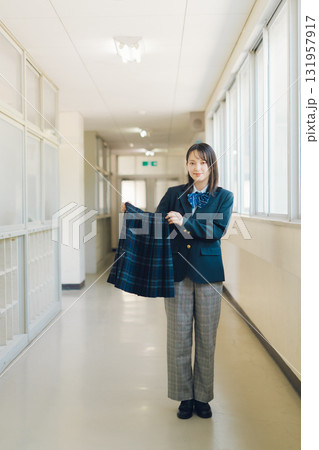 スカートを持つパンツスタイルの女子高生 131957917
