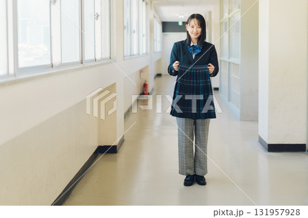 スカートを持つパンツスタイルの女子高生 131957928