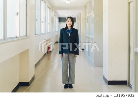 パンツスタイルの女子高生 131957932