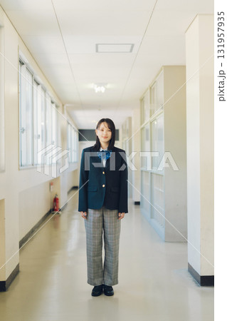 パンツスタイルの女子高生 パンツスタイルの女子高生 131957935