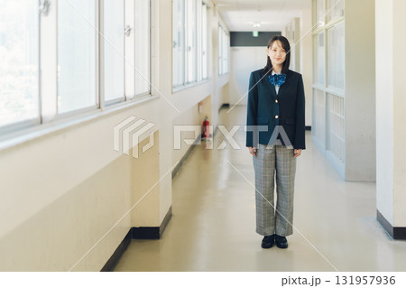 パンツスタイルの女子高生 131957936