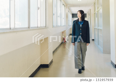 パンツスタイルの女子高生 131957939