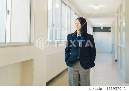 パンツスタイルの女子高生 131957942