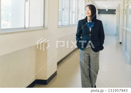 パンツスタイルの女子高生 131957943