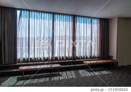 日の差す大きな窓 日の差す大きな窓 131958020