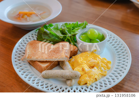 スクランブルエッグとトースト、ソーセージとフルーツの洋風朝食 スクランブルエッグとトースト、ソーセージとフルーツの洋風朝食 131958106