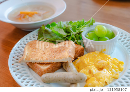 スクランブルエッグとトースト、ソーセージとフルーツの洋風朝食 スクランブルエッグとトースト、ソーセージとフルーツの洋風朝食 131958107