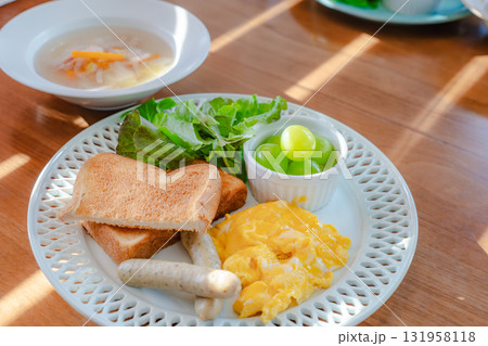 スクランブルエッグとトースト、ソーセージとフルーツの洋風朝食 スクランブルエッグとトースト、ソーセージとフルーツの洋風朝食 131958118