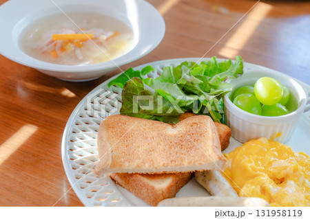 スクランブルエッグとトースト、ソーセージとフルーツの洋風朝食 スクランブルエッグとトースト、ソーセージとフルーツの洋風朝食 131958119