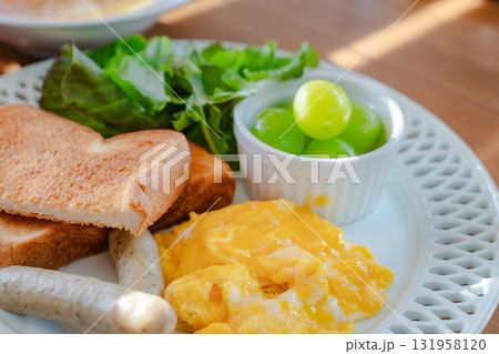 スクランブルエッグとトースト、ソーセージとフルーツの洋風朝食 スクランブルエッグとトースト、ソーセージとフルーツの洋風朝食 131958120