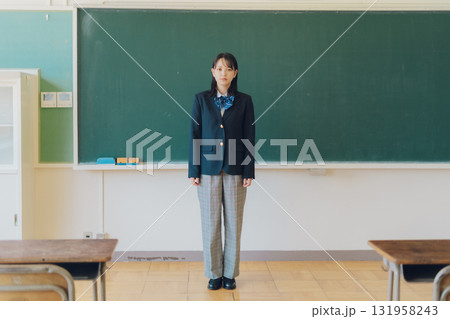 パンツスタイルの女子高生 131958243