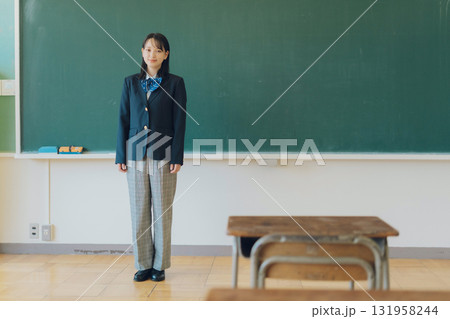 パンツスタイルの女子高生 131958244