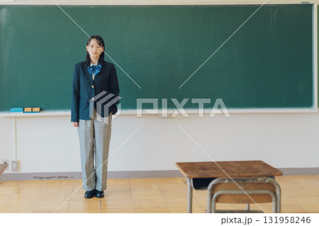 パンツスタイルの女子高生 パンツスタイルの女子高生 131958246