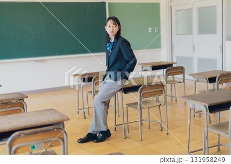 パンツスタイルの女子高生 パンツスタイルの女子高生 131958249