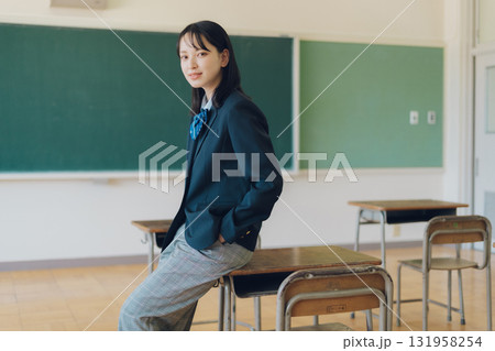 パンツスタイルの女子高生 131958254