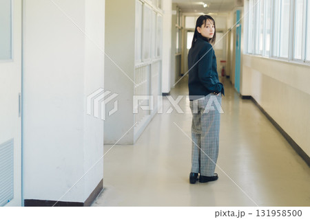 パンツスタイルの女子高生 131958500