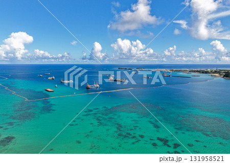 沖縄県大浦湾と遠景の辺野古埋め立て地を空撮した風景 131958521