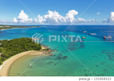 沖縄県大浦湾と遠景の辺野古埋め立て地を空撮した風景 131958523