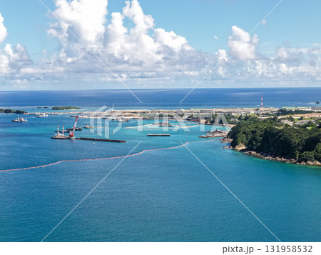 沖縄県大浦湾と遠景の辺野古埋め立て地を空撮した風景 131958532