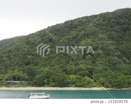 フィッツロイ島–岩と緑に囲まれた白いボートの停泊 フィッツロイ島–岩と緑に囲まれた白いボートの停泊 131958576