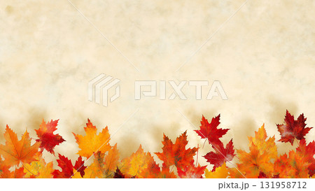やわらかな赤紅葉と黄色と金の葉がふんわりと縁を彩り、秋のぬくもりと調和を感じさせる背景 131958712