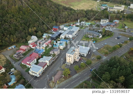北海道豊富町の豊富温泉街を俯瞰で撮影した落ち着いた雰囲気の温泉地の空撮風景 131959037