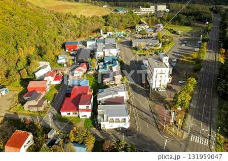 北海道豊富町の豊富温泉街を俯瞰で撮影した落ち着いた雰囲気の温泉地の空撮風景 北海道豊富町の豊富温泉街を俯瞰で撮影した落ち着いた雰囲気の温泉地の空撮風景 131959047