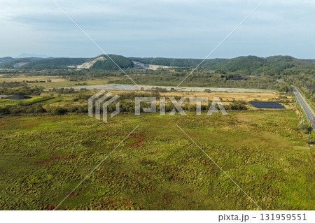 北海道・釧路湿原周辺で造成が進む開発エリアと自然環境を俯瞰で撮影した空撮風景 131959551