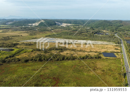 北海道・釧路湿原周辺で造成が進む開発エリアと自然環境を俯瞰で撮影した空撮風景 131959553