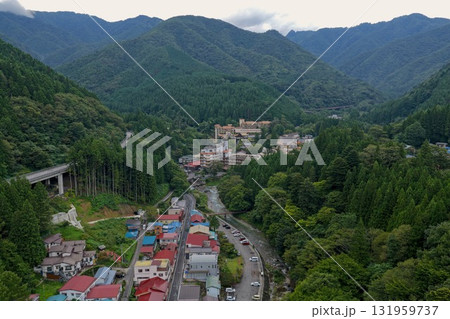 群馬県中之条町の四万温泉街を俯瞰で撮影した落ち着いた雰囲気の温泉地の空撮風景 131959737