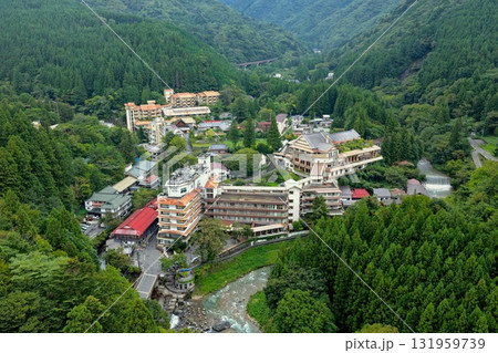 群馬県中之条町の四万温泉街を俯瞰で撮影した落ち着いた雰囲気の温泉地の空撮風景 群馬県中之条町の四万温泉街を俯瞰で撮影した落ち着いた雰囲気の温泉地の空撮風景 131959739